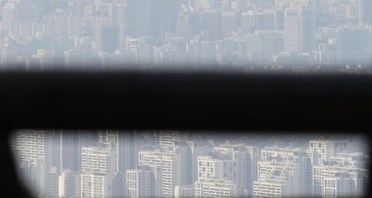 문재인 정부 출범 이후 서울에서 중소형 아파트 시세가 가장 많이 오른 것으로 나타났다. 서울 송파구, 강남구 일대 아파트 단지 모습. <연합뉴스>